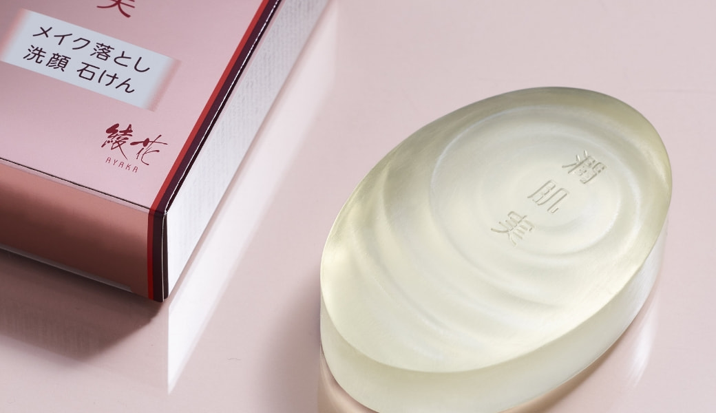 年齢を重ねた肌にたっぷりの水分と油分を与え潤いのある肌を目指すための手間ひま