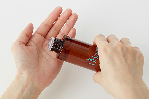 エクストラクトローションアドバンスト_容器と手元