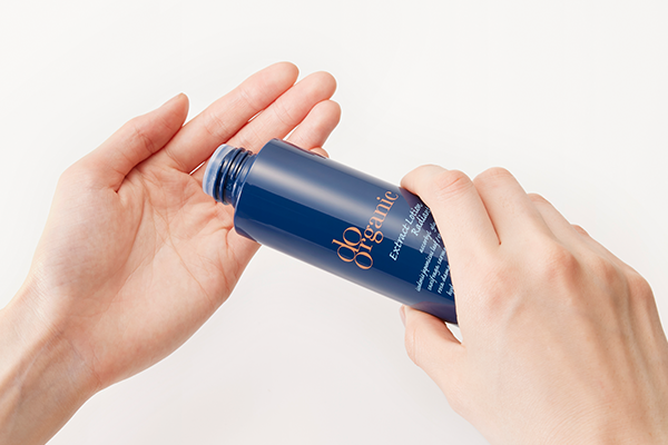 エクストラクトローションラディアント_手に持ったシーン