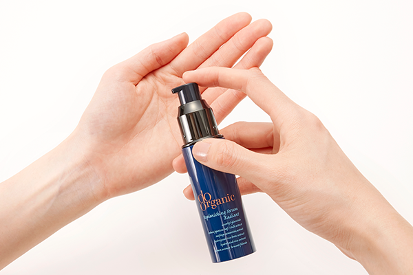 リプレニッシングセラムラディアント_手に持ったシーン