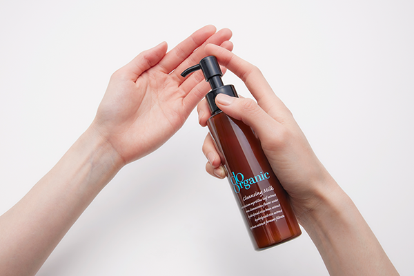 クレンジングミルク_手に持ったシーン