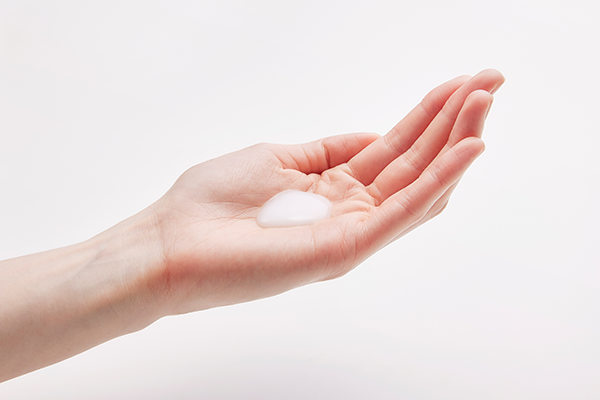 クレンジングミルク_手にテクスチャーを出したシーン